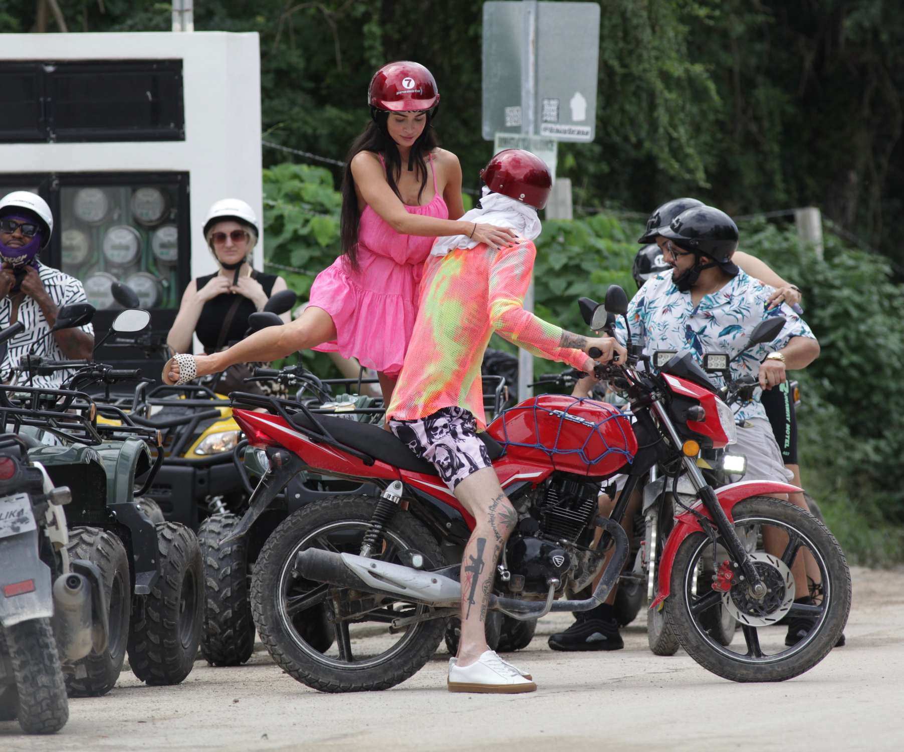 Megan_Fox___Out_and_about_in_Mexico_16th_November_202116.jpg