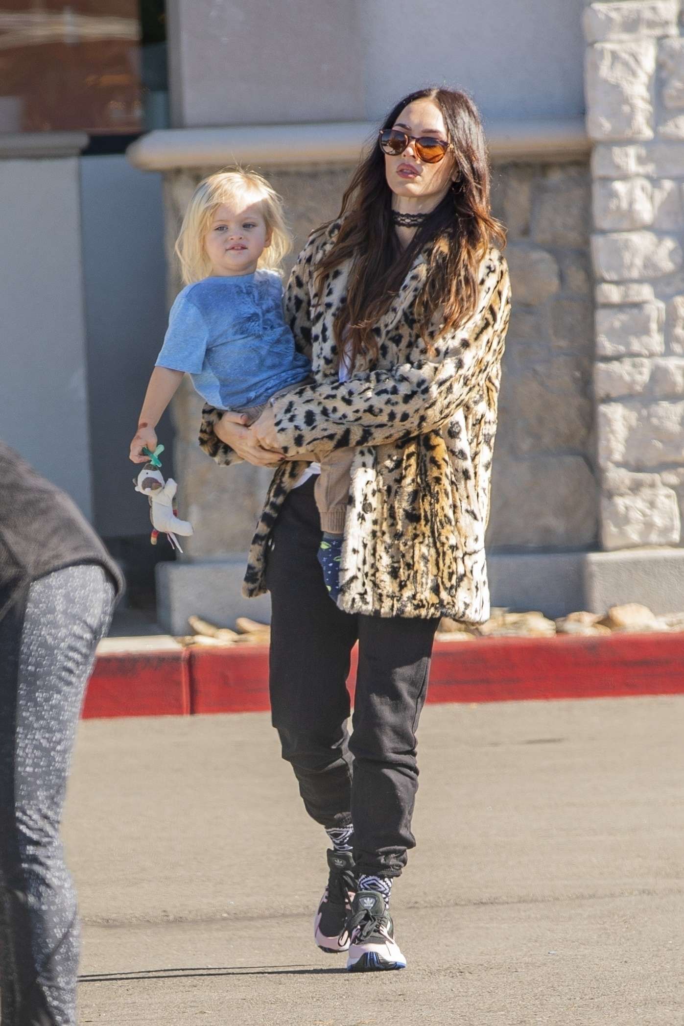 Megan_Fox_and_Brian_Austin_Green_-_shopping_for_groceries_at_Bristol_Farms_in_Los_Angeles_12012018-03.jpg