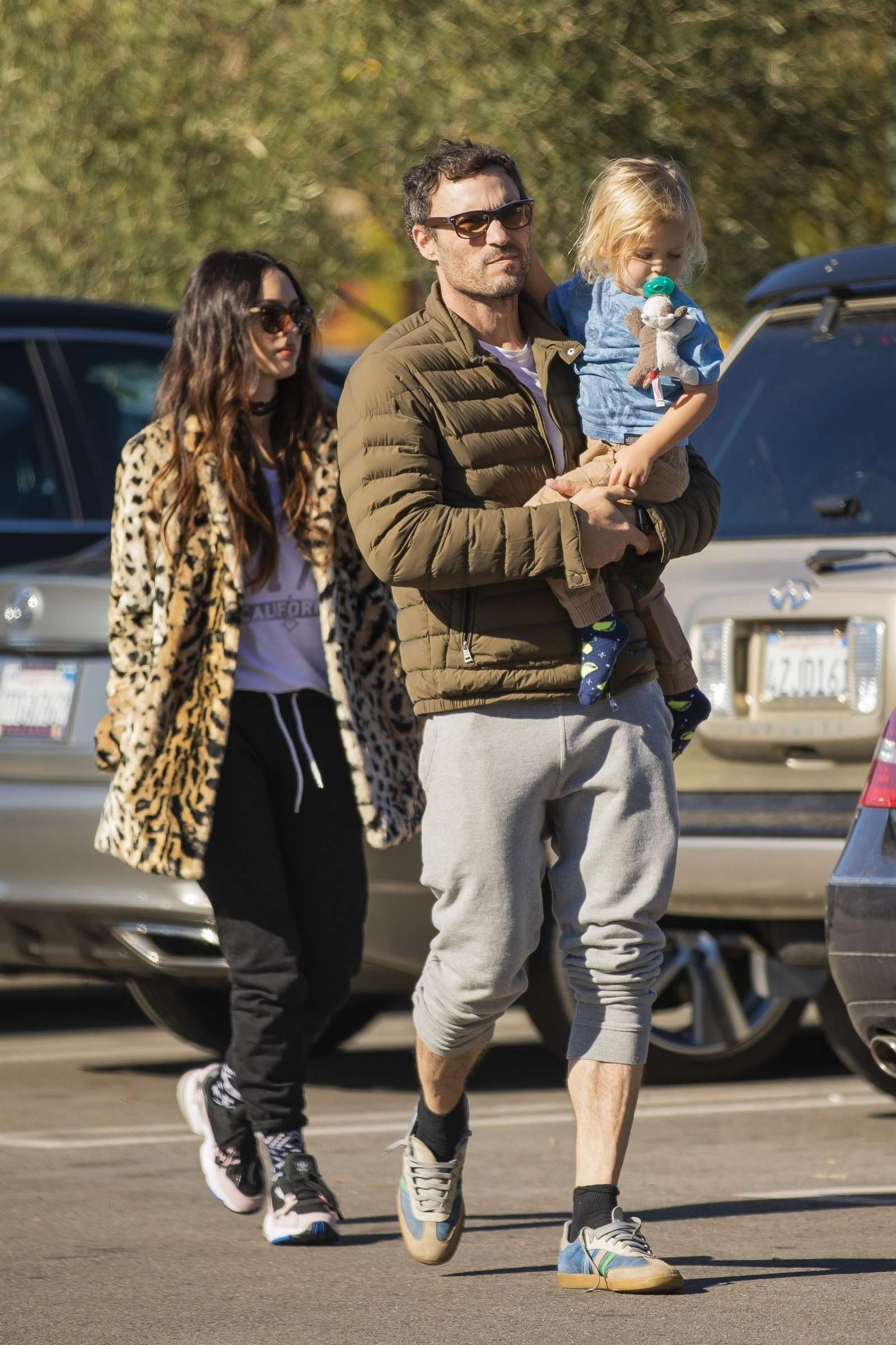 Megan_Fox_and_Brian_Austin_Green_-_shopping_for_groceries_at_Bristol_Farms_in_Los_Angeles_12012018-06.jpg