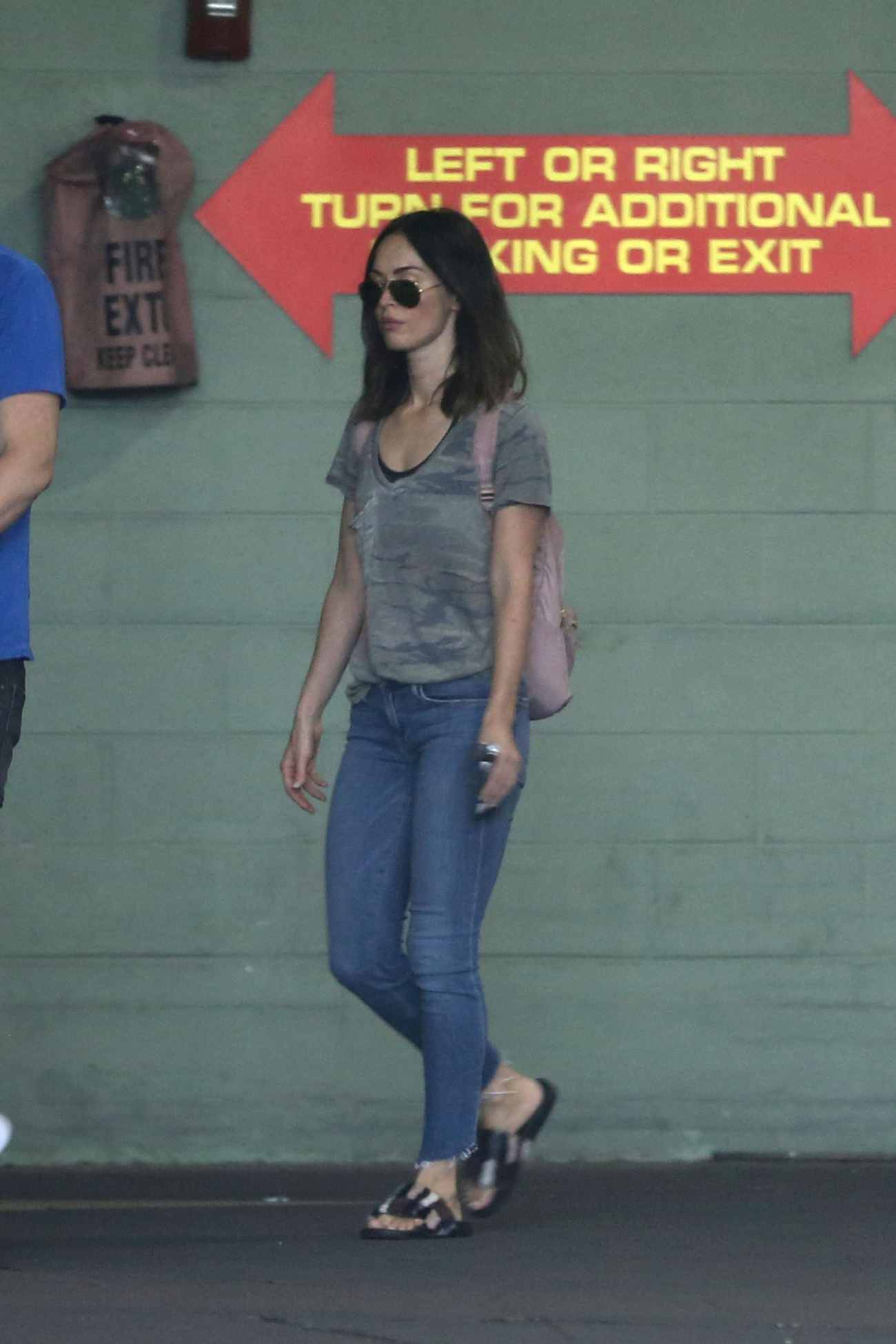 Megan_Fox_was_seen_going_for_a_stroll_and_doing_some_flower_shopping_with_a_male_friend_28429.jpg