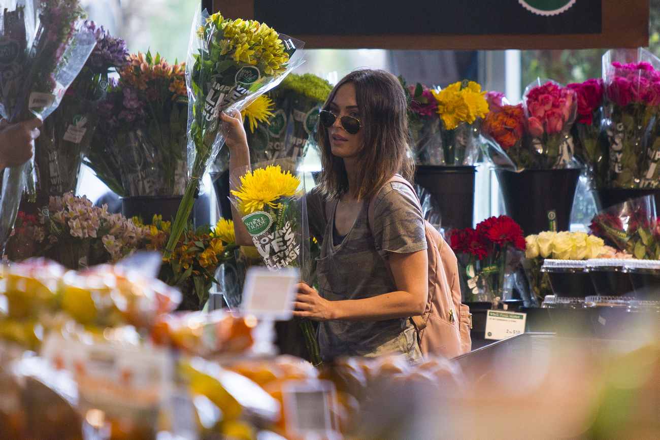 Megan_Fox_was_seen_going_for_a_stroll_and_doing_some_flower_shopping_with_a_male_friend_28729.jpg