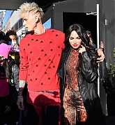 Leaving_their_hotel_with_Machine_Gun_Kelly_in_New_Year_January_302C_2021_02.jpg