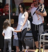 Megan_Fox_-_And_Brian_Austin_Green_take_their_kids_to_the_zoo_in_Santa_Barbara_on_July_9-04.jpg