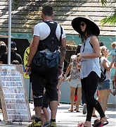 Megan_Fox_-_And_Brian_Austin_Green_take_their_kids_to_the_zoo_in_Santa_Barbara_on_July_9-08.jpg
