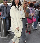 Megan_Fox_-_arrives_to_the_Revolve_Gallery_in_New_York2C_09092021_00013.jpg