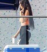 Megan_Fox_-_pays_a_visit_to_her_boyfriend_Machine_Gun_Kelly_s_video_shoot_in_Los_Angeles2C_California__08112021_00002.jpg
