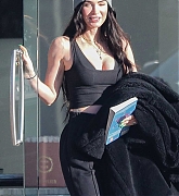 Megan_Fox_-_spotted_leaving_Elite_Aesthetics_medical_spa_in_Los_Angeles2C_California__0217202200003.jpg