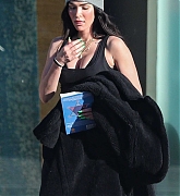 Megan_Fox_-_spotted_leaving_Elite_Aesthetics_medical_spa_in_Los_Angeles2C_California__0217202200005.jpg