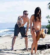 Megan_Fox_and_Brian_Austin_Green_-_Vacations_in_Hawaii_-_April_100007.jpg