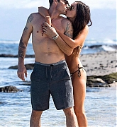 Megan_Fox_and_Brian_Austin_Green_-_Vacations_in_Hawaii_-_April_100009.jpg