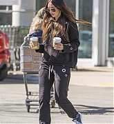 Megan_Fox_and_Brian_Austin_Green_were_seen_grocery_shopping_at_Erehwon_Organics_in_Los_Angles_-_March_400002.jpg