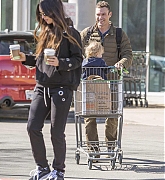 Megan_Fox_and_Brian_Austin_Green_were_seen_grocery_shopping_at_Erehwon_Organics_in_Los_Angles_-_March_400004.jpg