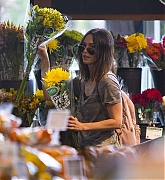 Megan_Fox_was_seen_going_for_a_stroll_and_doing_some_flower_shopping_with_a_male_friend_28729.jpg